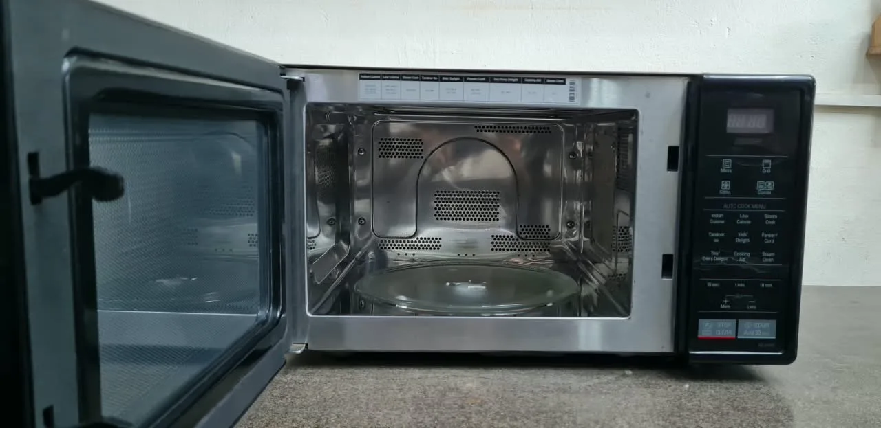 LG 21 Litre Convection Microwave Oven, photo 3